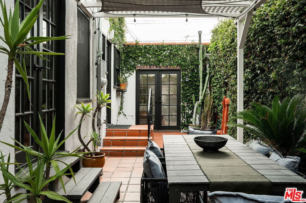7257 Oakwood Ave, Los Angeles CA  90036-2510 exterior