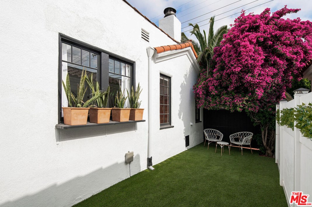 7257 Oakwood Ave, Los Angeles CA  90036-2510 exterior