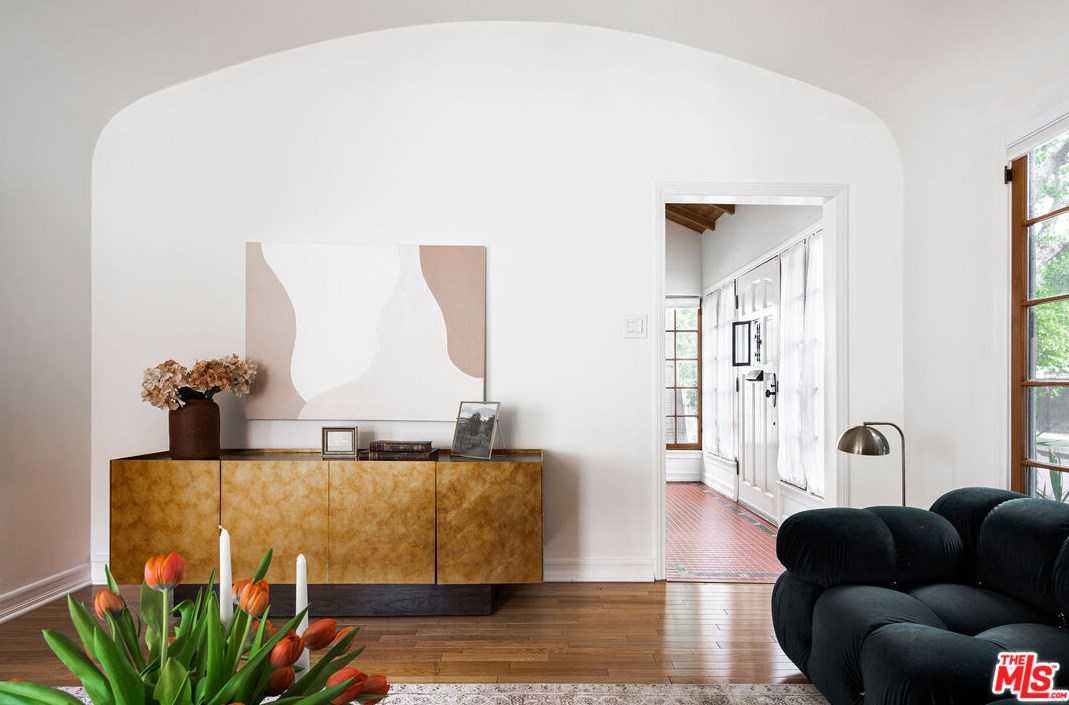 7257 Oakwood Ave, Los Angeles CA  90036-2510 exterior
