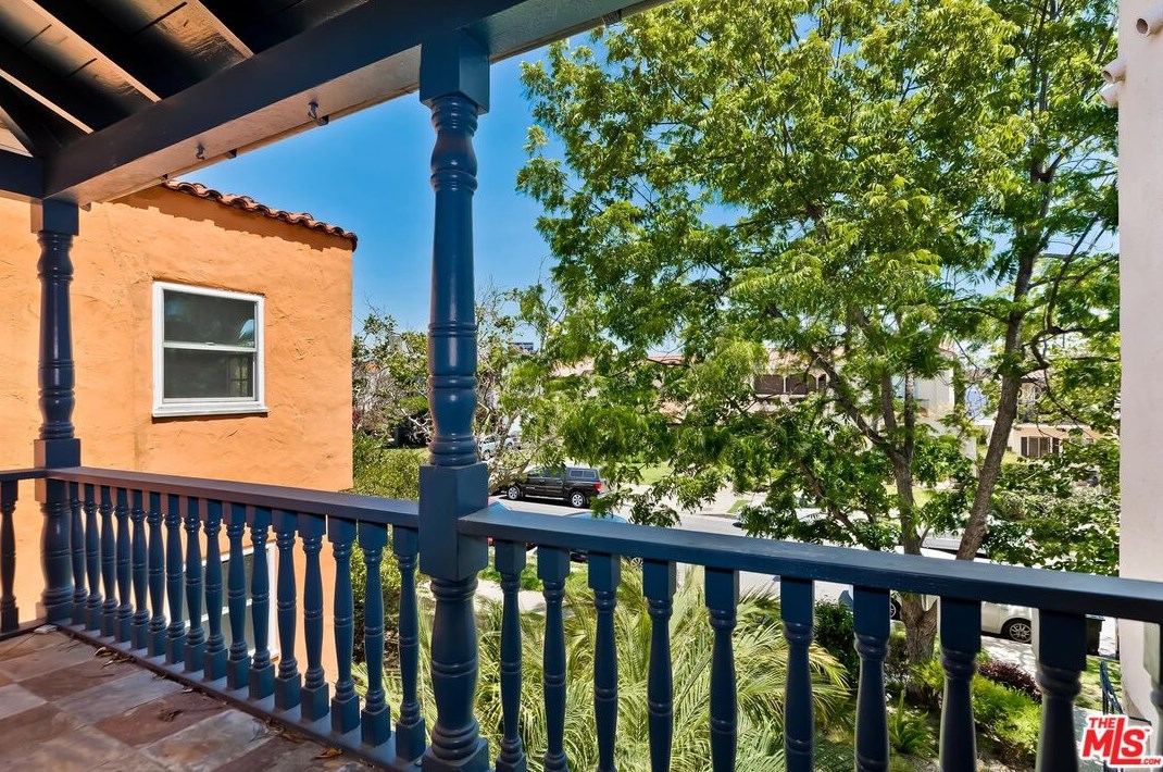 1053 Hayworth Ave, Los Angeles CA  90035-2601 exterior
