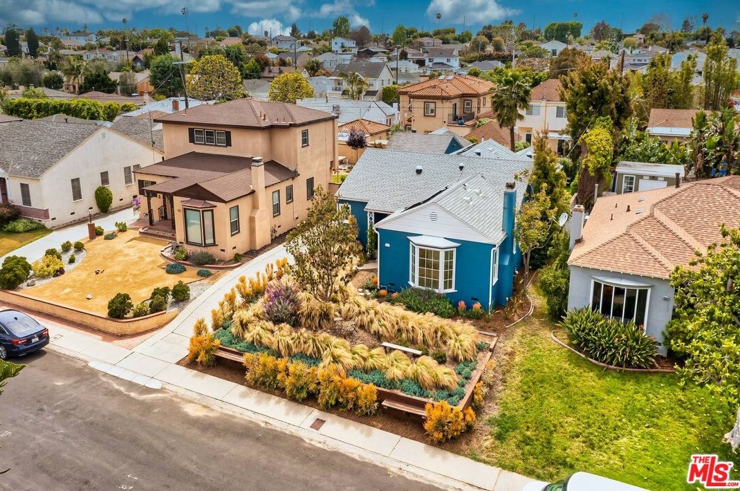 7907 Bleriot Ave, Los Angeles CA  90045-3003 exterior