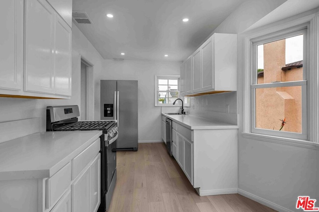 7907 Bleriot Ave, Los Angeles CA  90045-3003 exterior