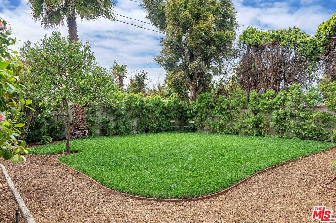 7907 Bleriot Ave, Los Angeles CA  90045-3003 exterior