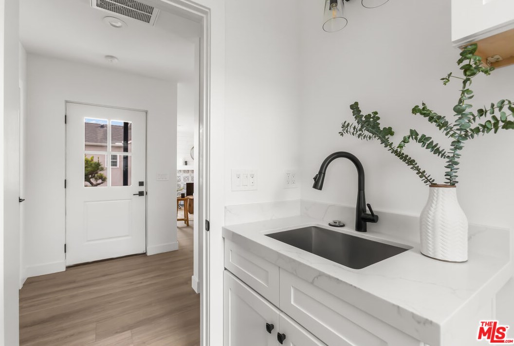 3741 Degnan Blvd, Los Angeles CA  90018-4018 exterior
