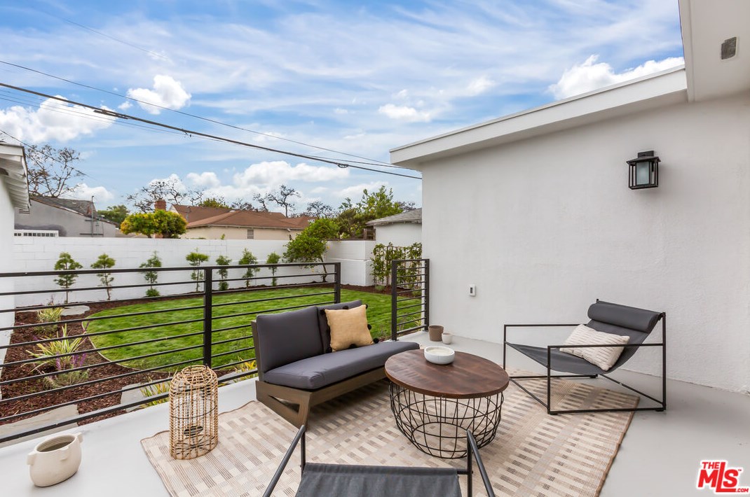 3741 Degnan Blvd, Los Angeles CA  90018-4018 exterior
