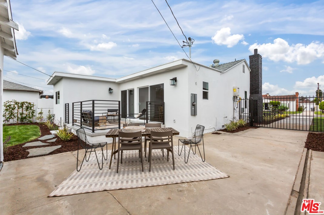 3741 Degnan Blvd, Los Angeles CA  90018-4018 exterior