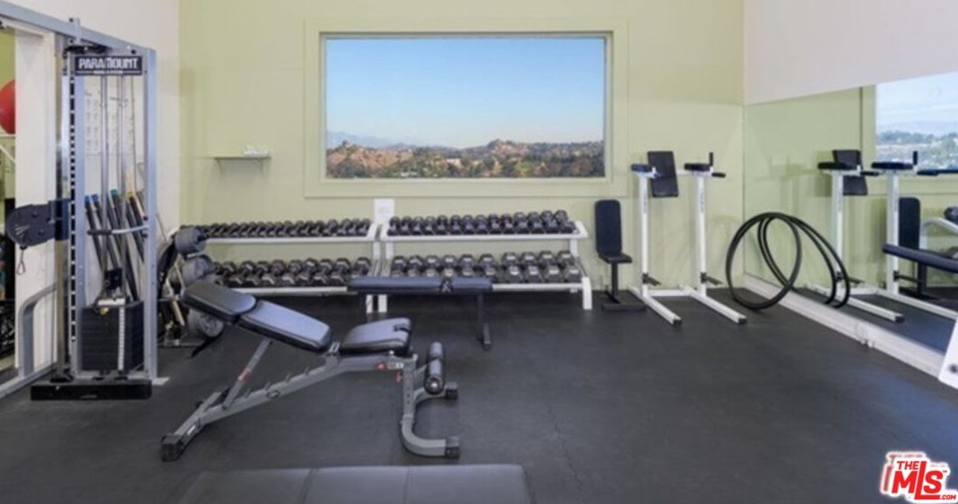 2769 Bottlebrush Dr, Los Angeles CA  90077-2009 exterior