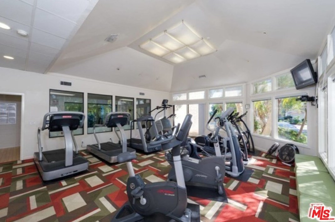 2769 Bottlebrush Dr, Los Angeles CA  90077-2009 exterior