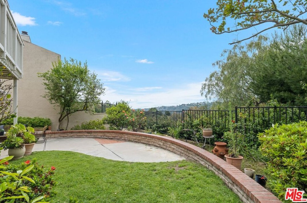 2769 Bottlebrush Dr, Los Angeles CA  90077-2009 exterior