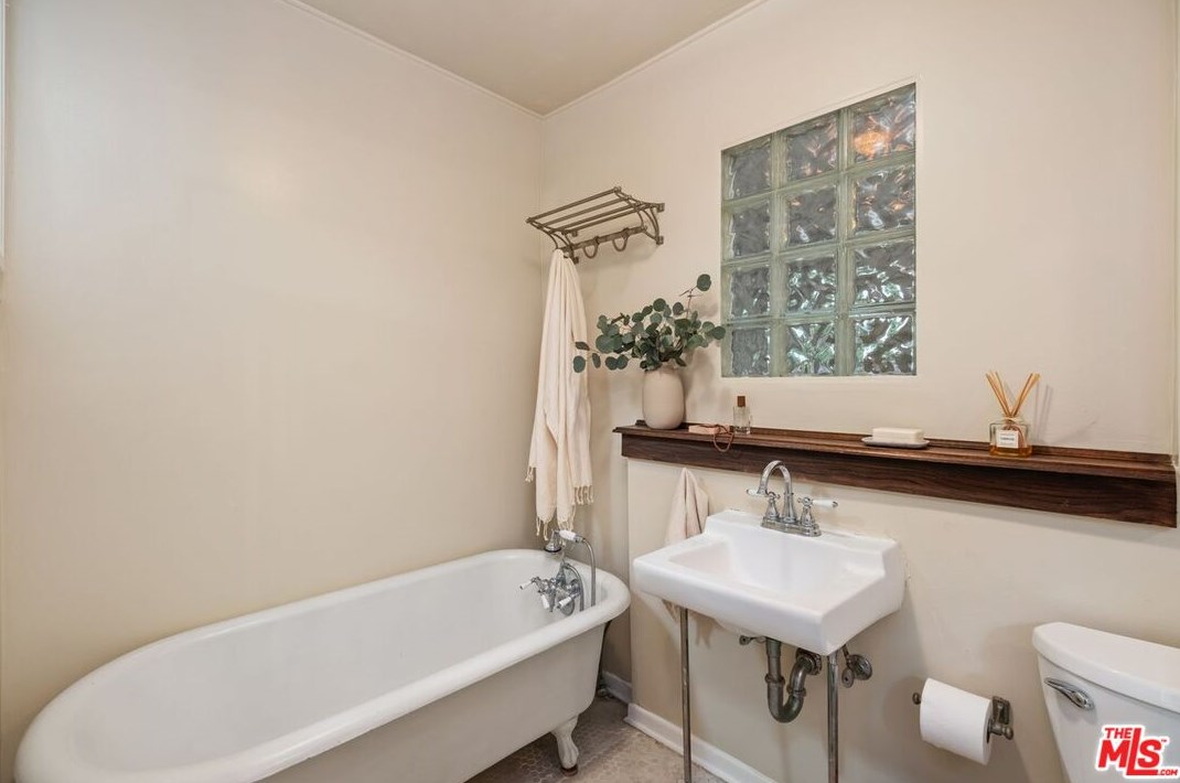 120 Harvard, Los Angeles CA  90062-1734 exterior