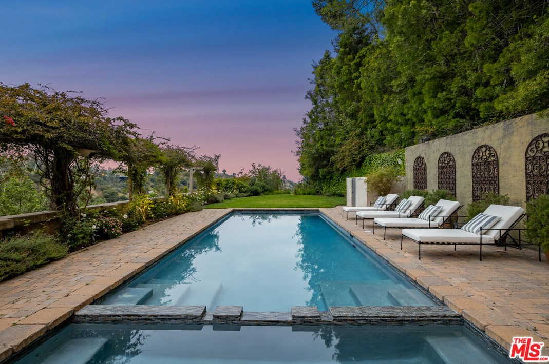 2670 Bowmont Dr, Beverly Hills CA  90210-1815 exterior