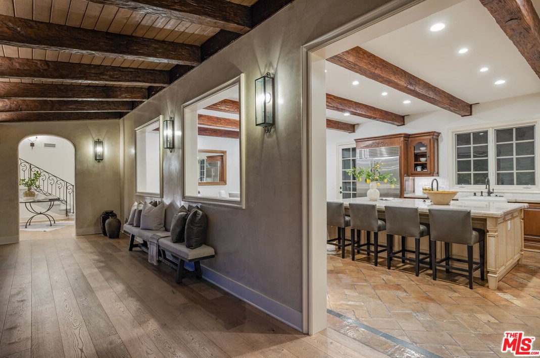 2670 Bowmont Dr, Beverly Hills CA  90210-1815 exterior