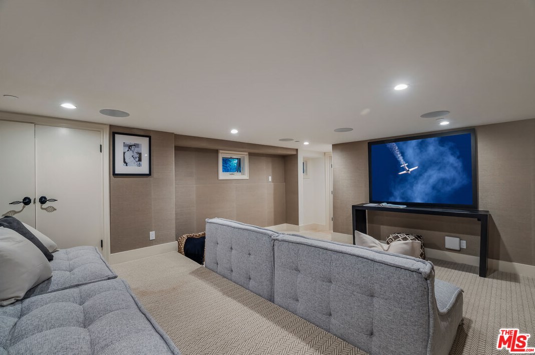 2670 Bowmont Dr, Beverly Hills CA  90210-1815 exterior