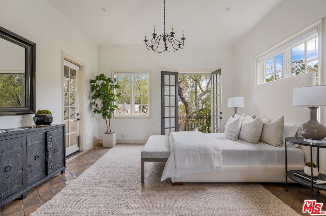 2670 Bowmont Dr, Beverly Hills CA  90210-1815 exterior