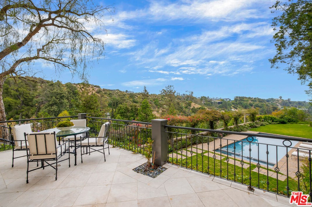 2670 Bowmont Dr, Beverly Hills CA  90210-1815 exterior