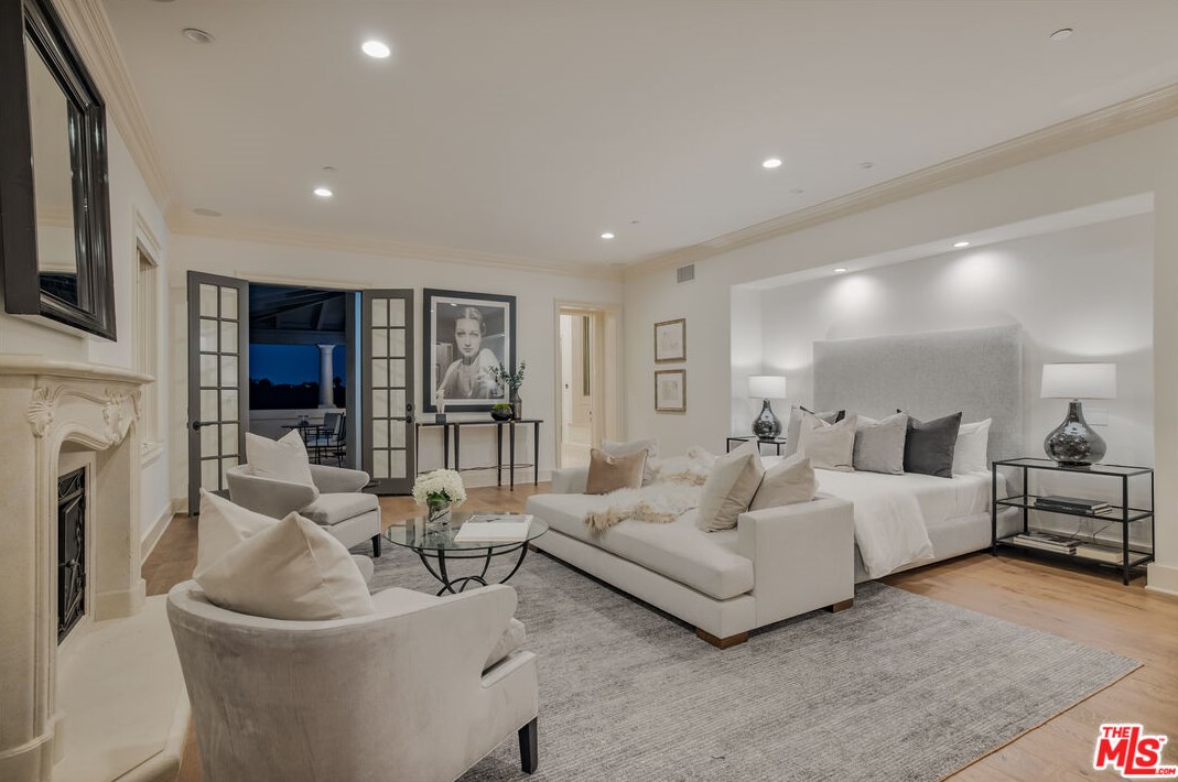 2670 Bowmont Dr, Beverly Hills CA  90210-1815 exterior