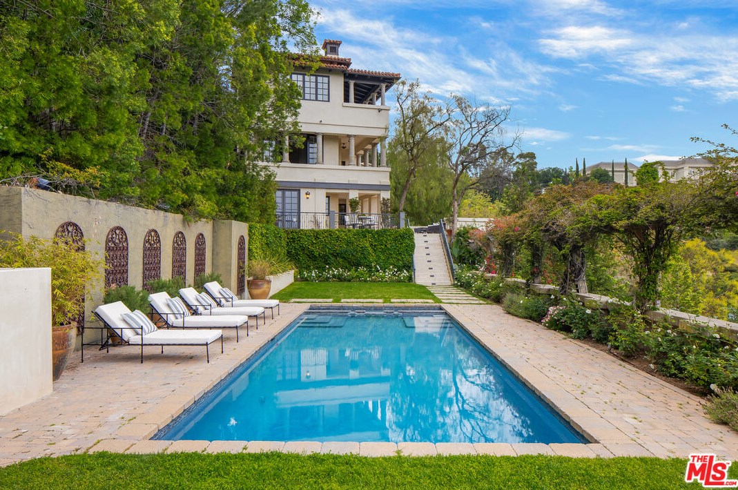 2670 Bowmont Dr, Beverly Hills CA  90210-1815 exterior