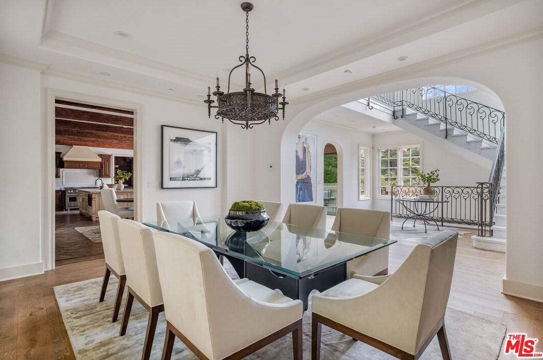 2670 Bowmont Dr, Beverly Hills CA  90210-1815 exterior