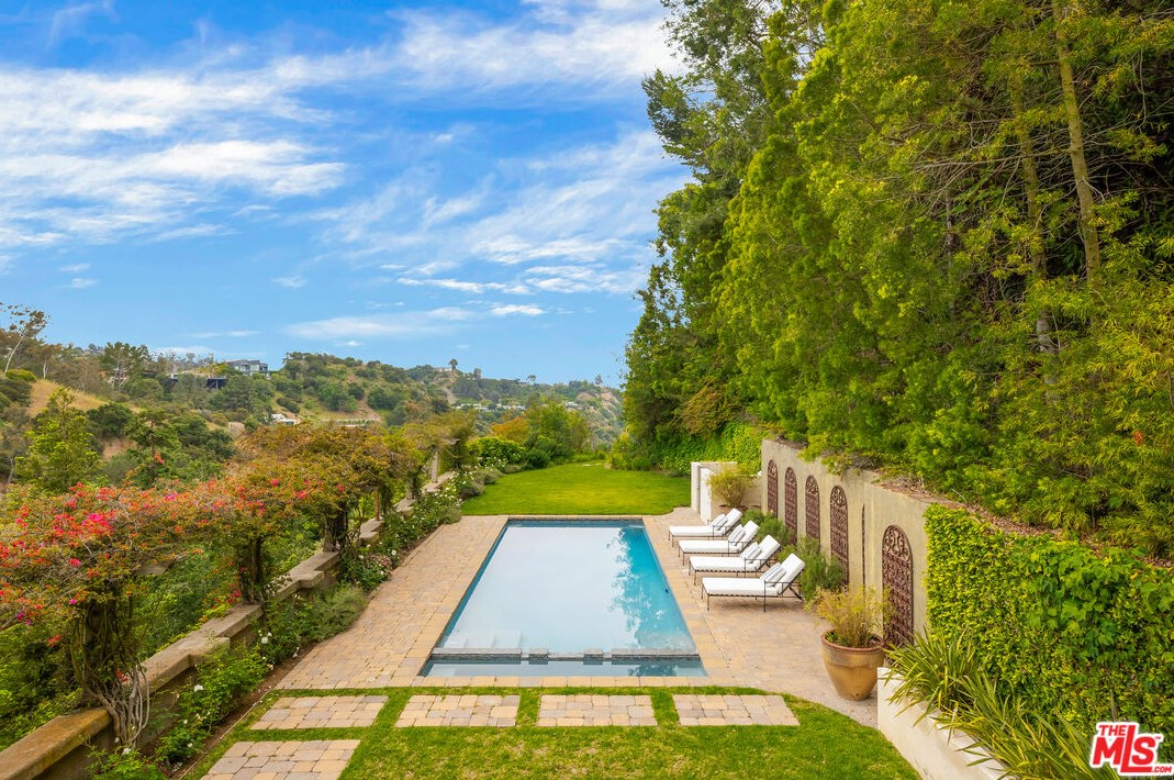 2670 Bowmont Dr, Beverly Hills CA  90210-1815 exterior