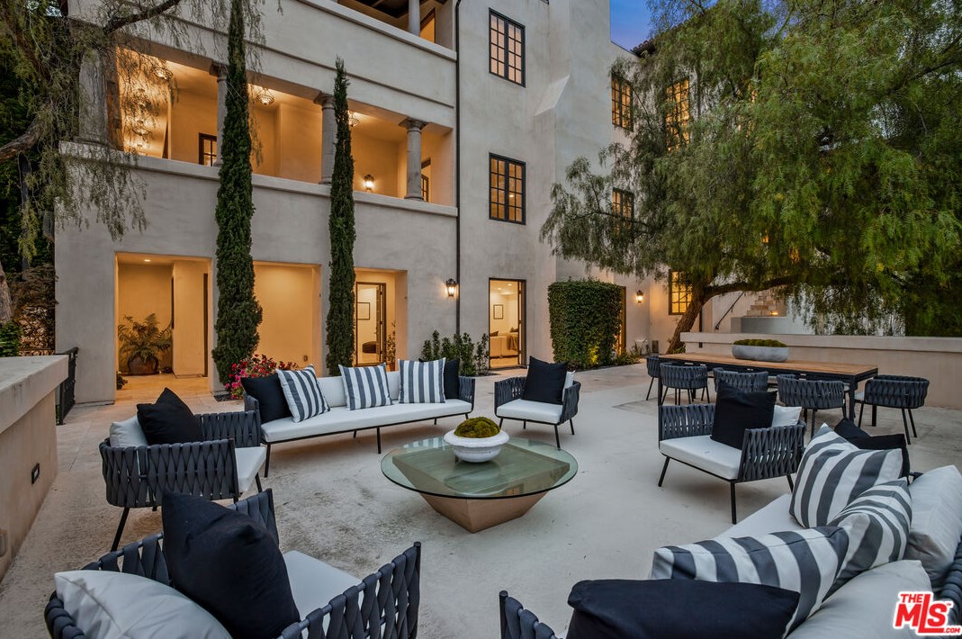 2670 Bowmont Dr, Beverly Hills CA  90210-1815 exterior