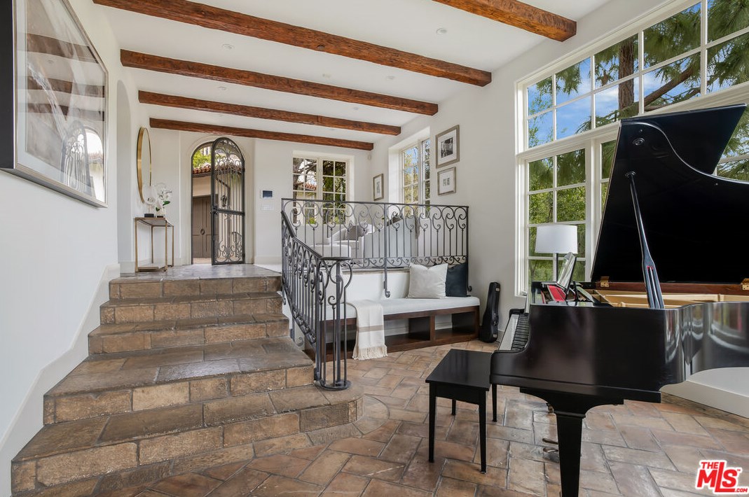 2670 Bowmont Dr, Beverly Hills CA  90210-1815 exterior