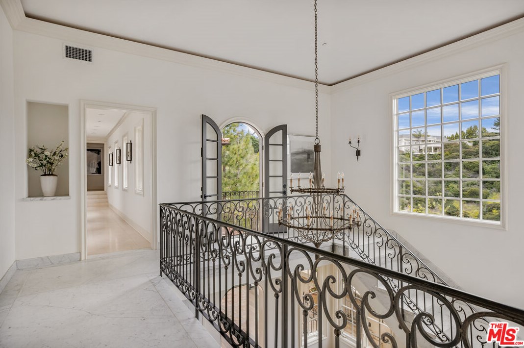 2670 Bowmont Dr, Beverly Hills CA  90210-1815 exterior