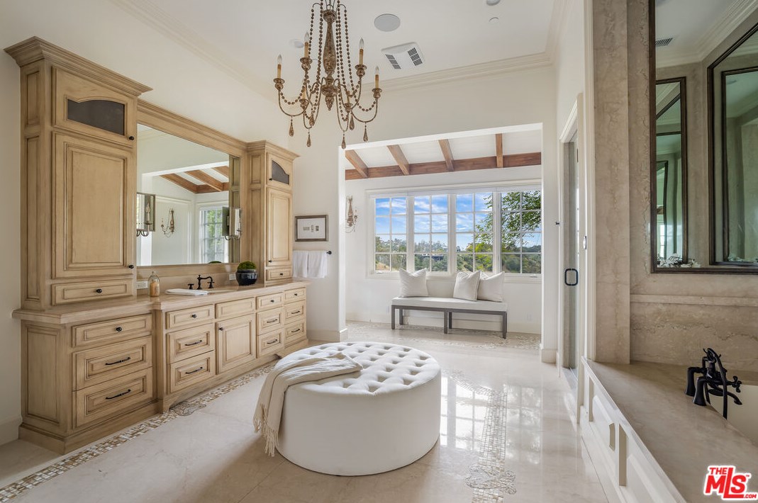 2670 Bowmont Dr, Beverly Hills CA  90210-1815 exterior