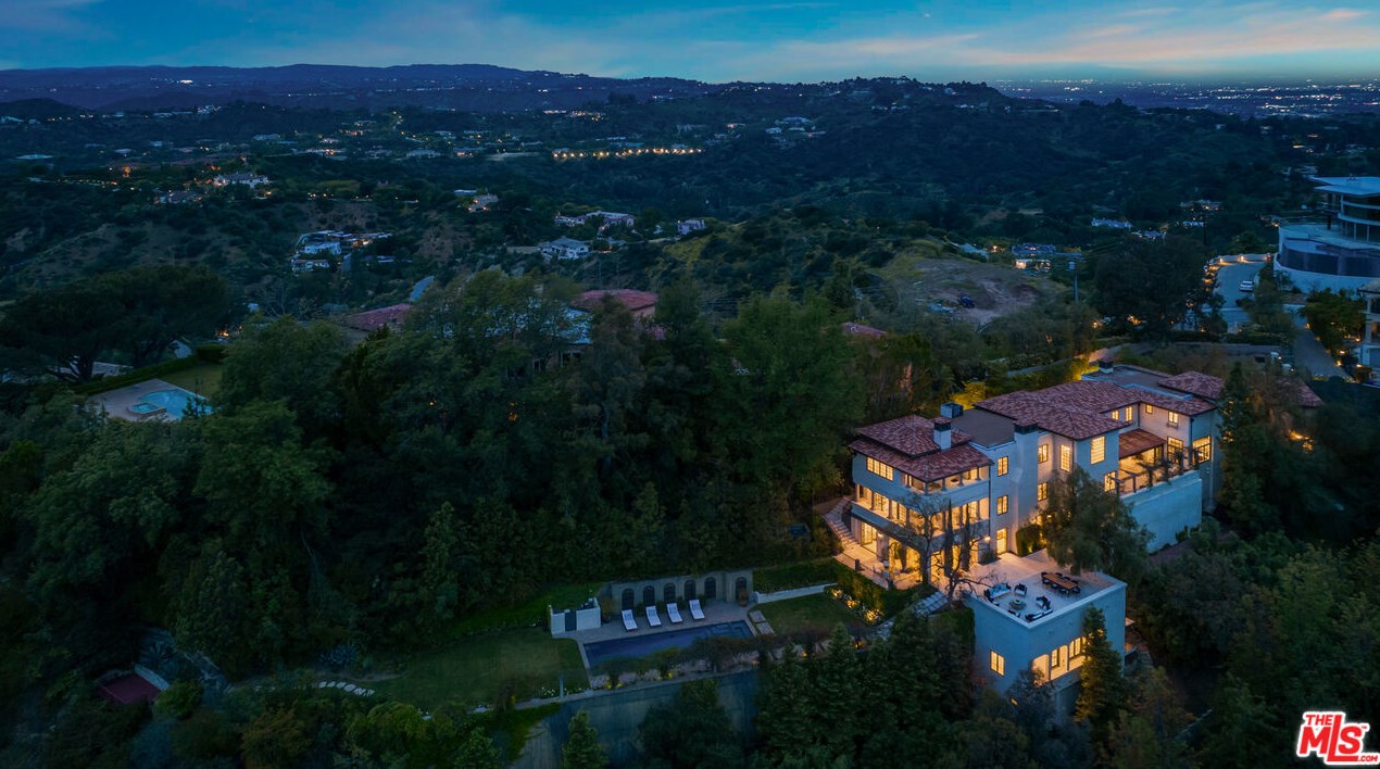 2670 Bowmont Dr, Beverly Hills CA  90210-1815 exterior