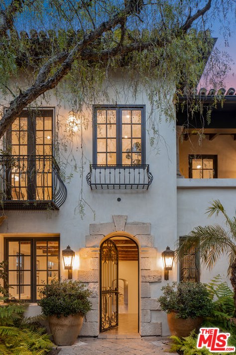 2670 Bowmont Dr, Beverly Hills CA  90210-1815 exterior