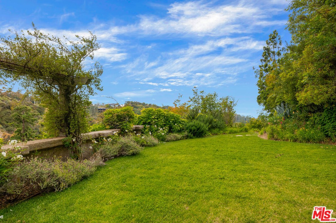 2670 Bowmont Dr, Beverly Hills CA  90210-1815 exterior