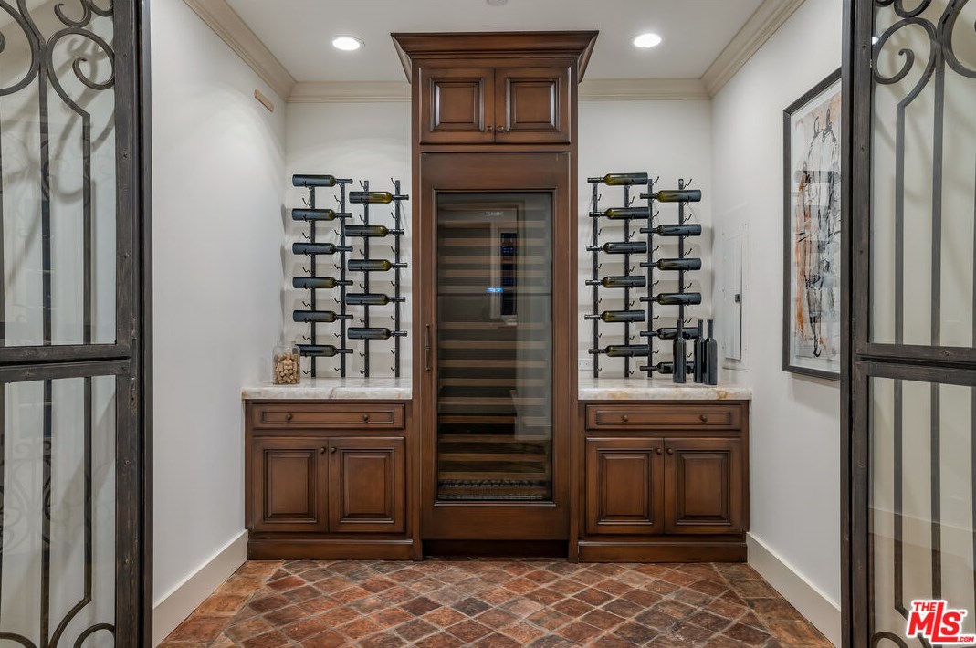 2670 Bowmont Dr, Beverly Hills CA  90210-1815 exterior