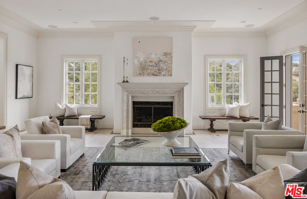 2670 Bowmont Dr, Beverly Hills CA  90210-1815 exterior