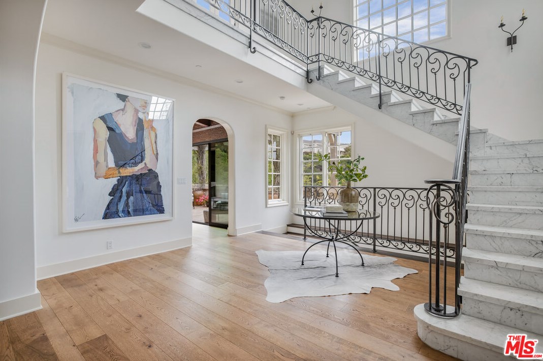 2670 Bowmont Dr, Beverly Hills CA  90210-1815 exterior
