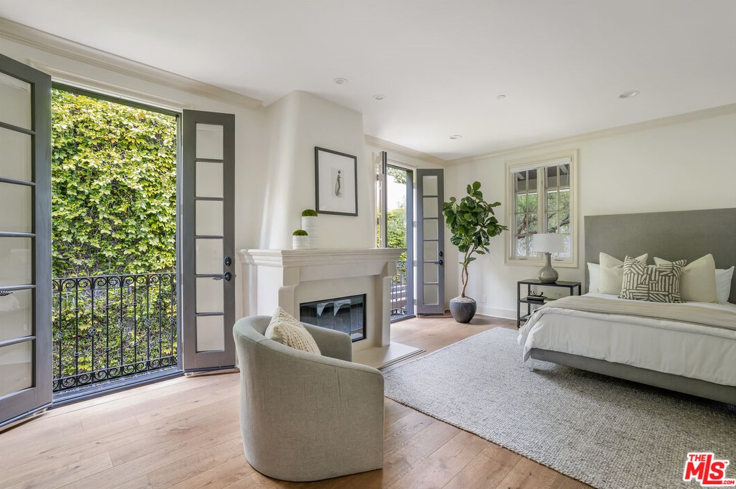 2670 Bowmont Dr, Beverly Hills CA  90210-1815 exterior
