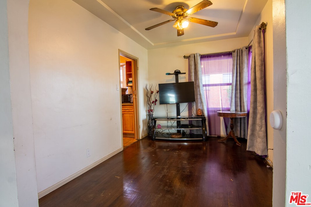 2053 94 St, Los Angeles CA  90047-3710 exterior