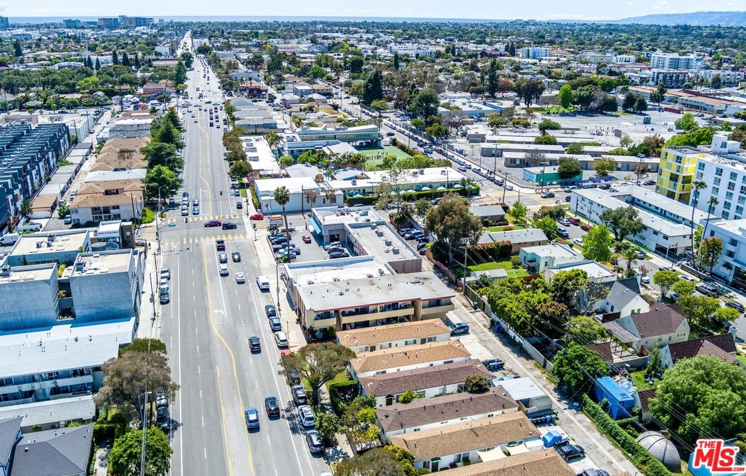 12111 Washington Pl, Los Angeles CA  90066-5276 exterior