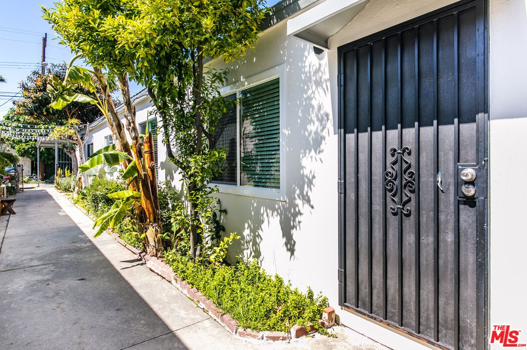 12111 Washington Pl, Los Angeles CA  90066-5276 exterior