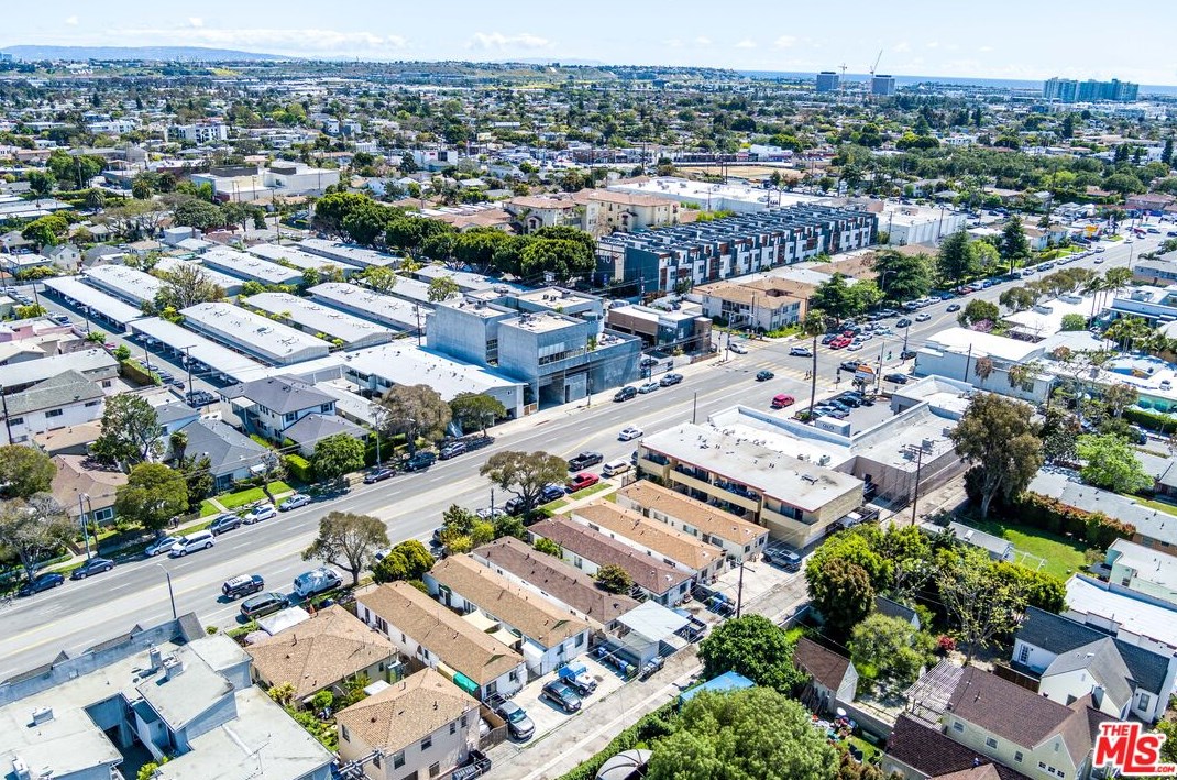 12111 Washington Pl, Los Angeles CA  90066-5276 exterior
