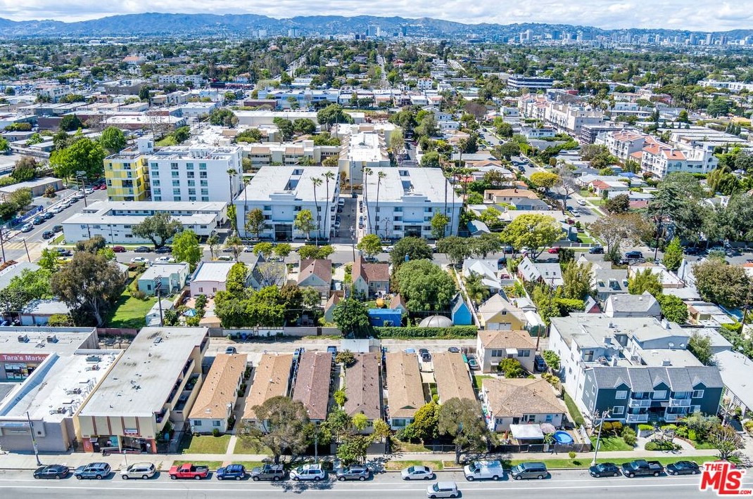 12111 Washington Pl, Los Angeles CA  90066-5276 exterior