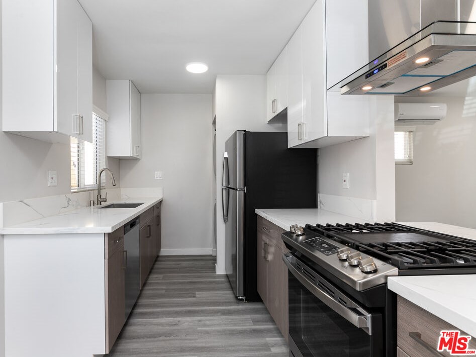 12111 Washington Pl, Los Angeles CA  90066-5276 exterior