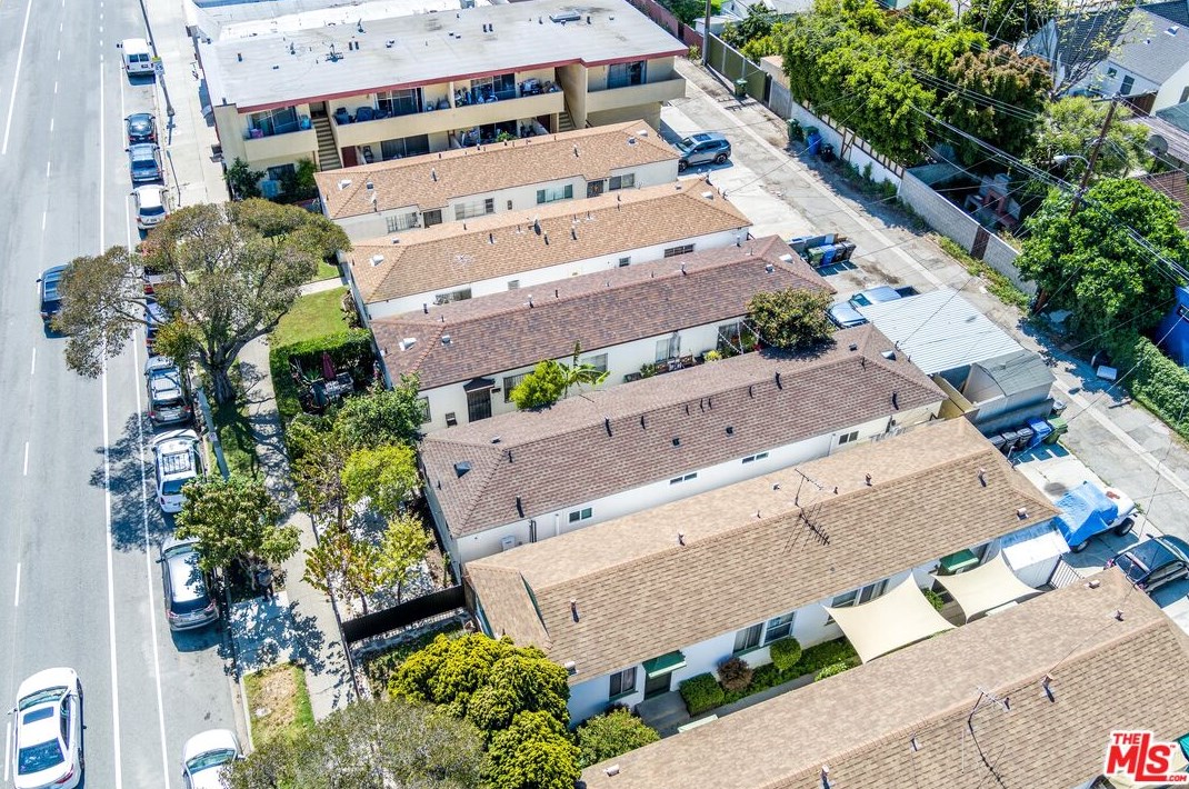 12111 Washington Pl, Los Angeles CA  90066-5276 exterior