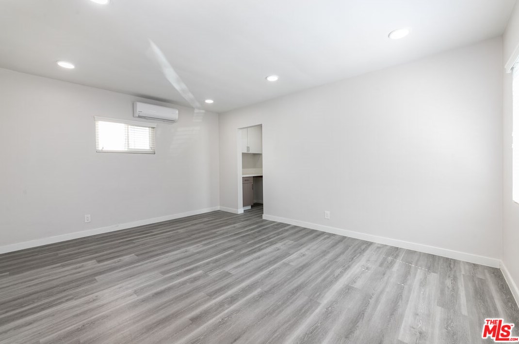 12111 Washington Pl, Los Angeles CA  90066-5276 exterior