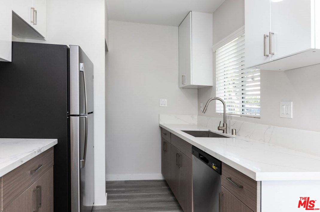 12111 Washington Pl, Los Angeles CA  90066-5276 exterior