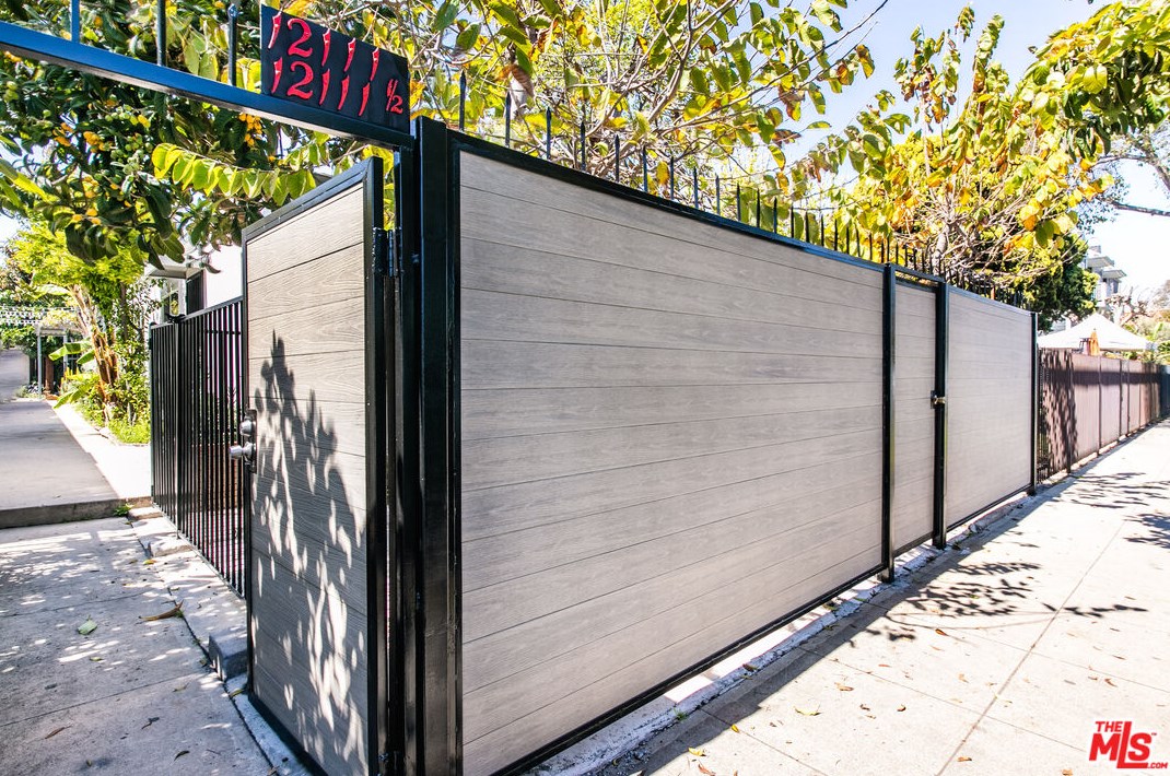 12111 Washington Pl, Los Angeles CA  90066-5276 exterior