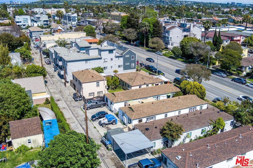 12111 Washington Pl, Los Angeles CA  90066-5276 exterior