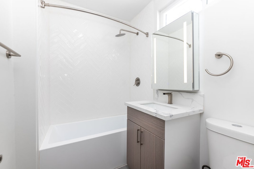 12111 Washington Pl, Los Angeles CA  90066-5276 exterior