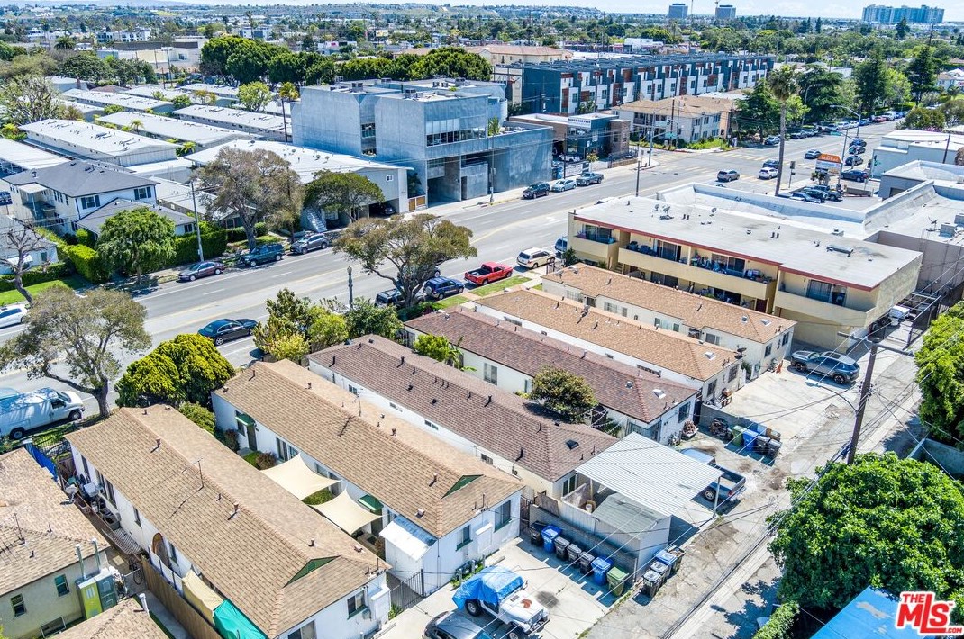 12111 Washington Pl, Los Angeles CA  90066-5276 exterior