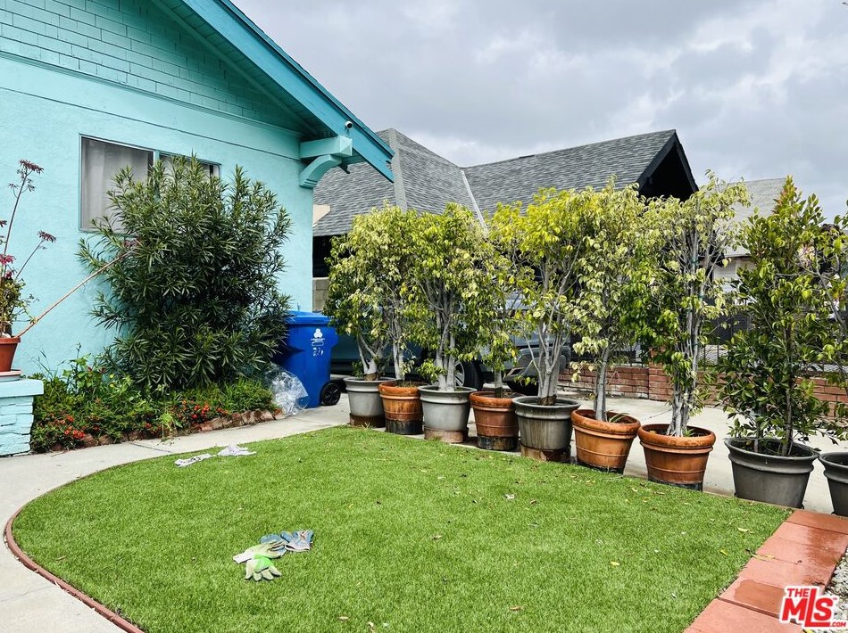 3207 18th St, Los Angeles CA  90019-5027 exterior