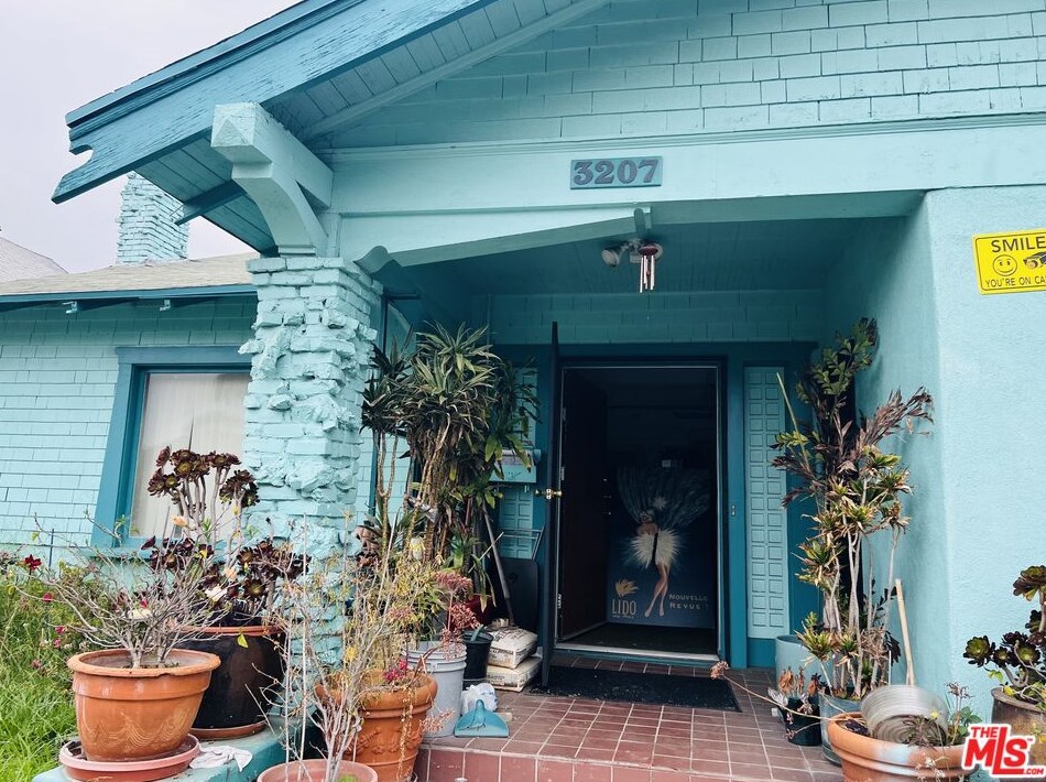 3207 18th St, Los Angeles CA  90019-5027 exterior