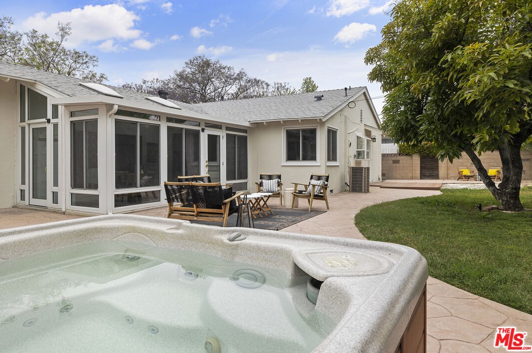 17815 Hiawatha St, San Fernando CA  91344-5911 exterior